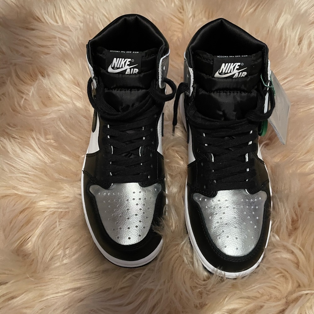 Jordan 1’s silver and black womans size 9